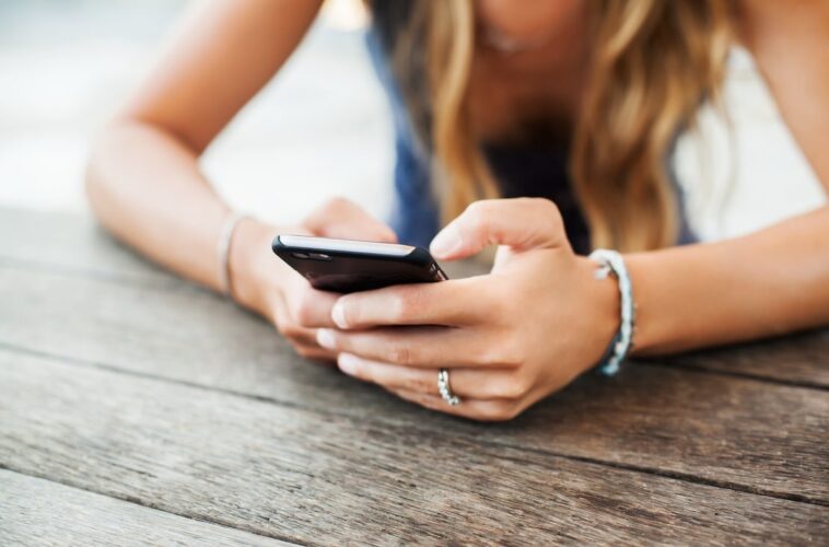 Woman-automated-reminders-go-dental Woman automated reminders go dental