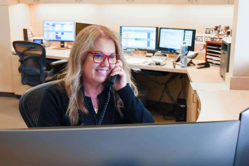 Go-dental-office-receptionist-smiling Go dental office receptionist smiling